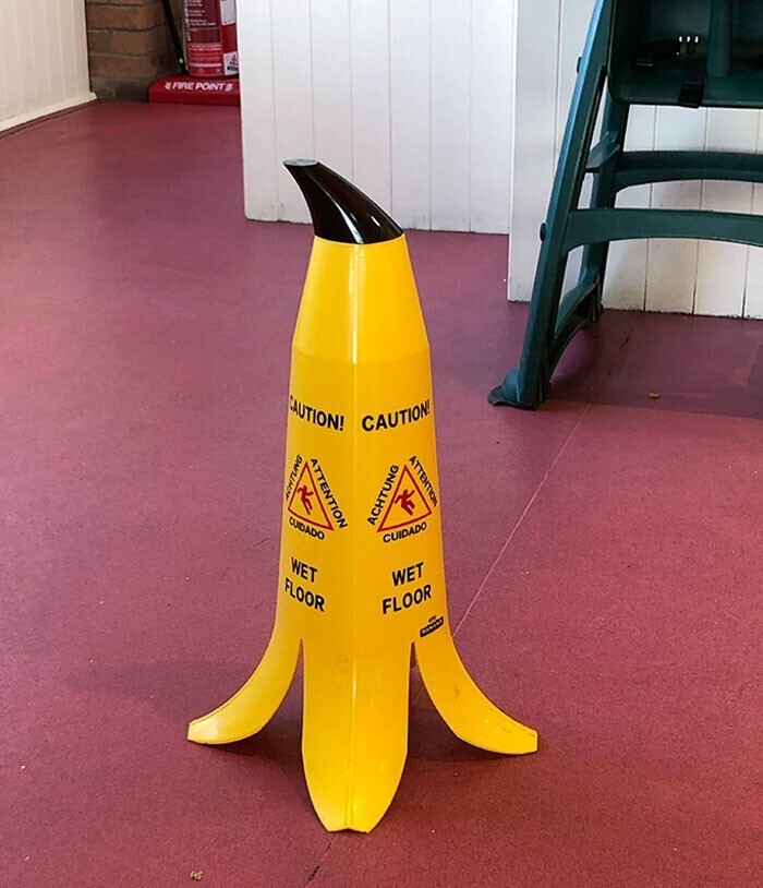 Предупреждающий знак о том, что пол мокрый, в виде банановой кожуры