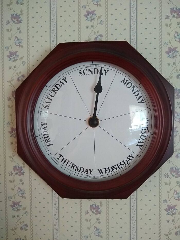 Часы, показывающие день недели