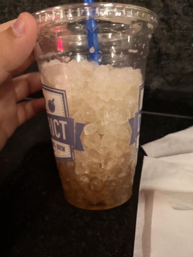 Целый стакан льда вместо вкусного напитка