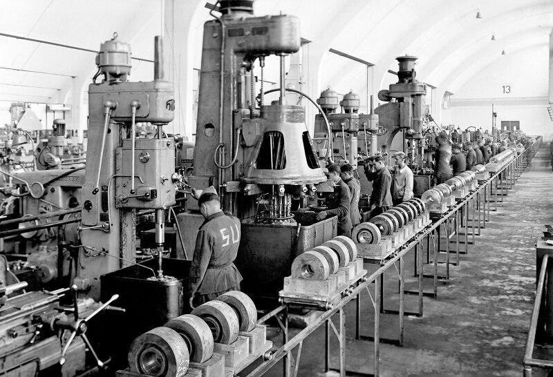 Советские военнопленные работают на заводе БМВ (BMW) в Мюнхене. На спинах обозначение «SU» (Sowjetunion) — «Советский Союз».