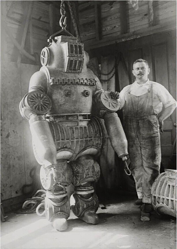 Честер Макдаффи со своим недавно запатентованным 250-ти килограммовым подводным скафандром, 1911 г.
