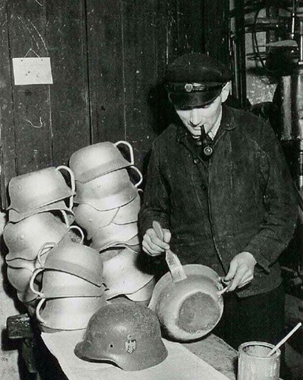Производство ночных горшков из немецких касок, Дания, 1945 год.