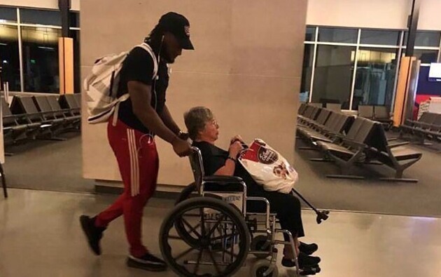 2. Игрок НФЛ помогает женщине в инвалидной коляске в аэропорту, потому что рядом не оказалось ответственных за это сотрудников