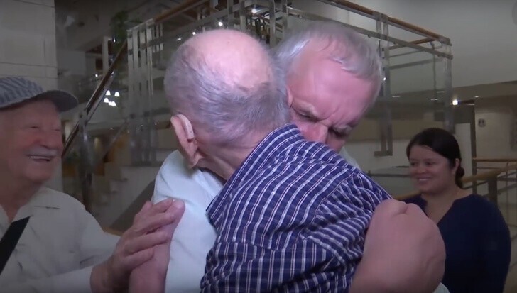 17. 102-летний мужчина, переживший Холокост, впервые видит своего племянника. Он был уверен, что все родственники погибли во время Второй мировой войны