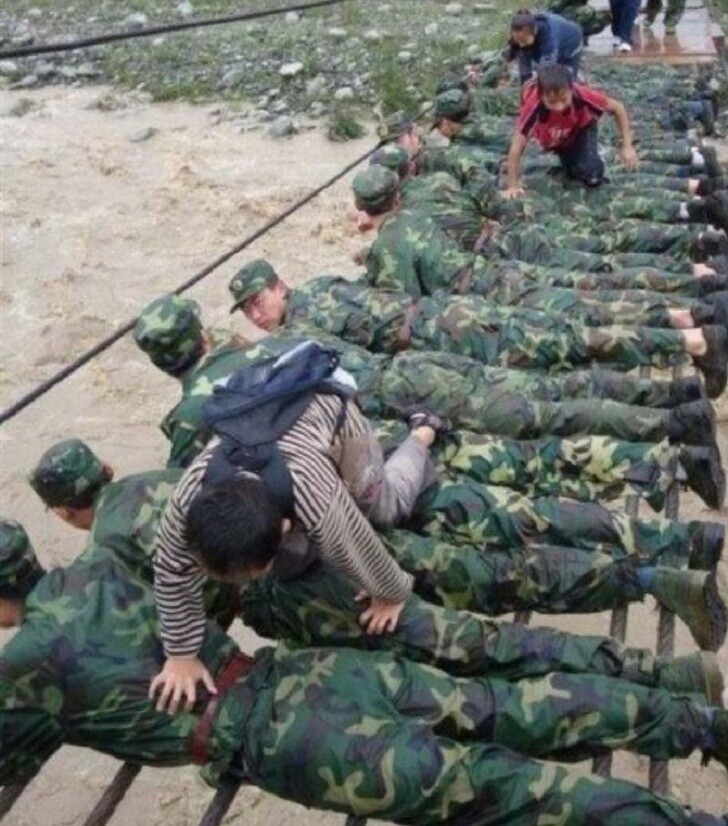 6. Солдаты легли как мост, чтобы спасти людей, пострадавших от сильного наводнения