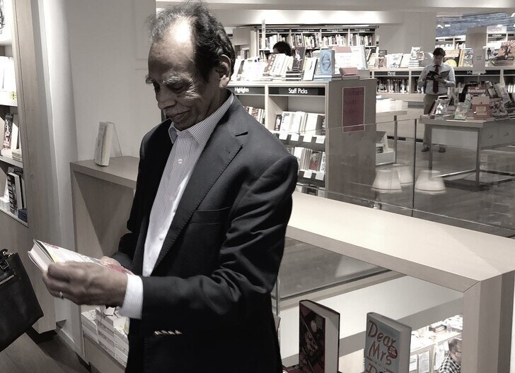 1. Отец-иммигрант вернулся в книжный магазин, где он учил английский 60 лет назад, чтобы купить новый роман своего сына