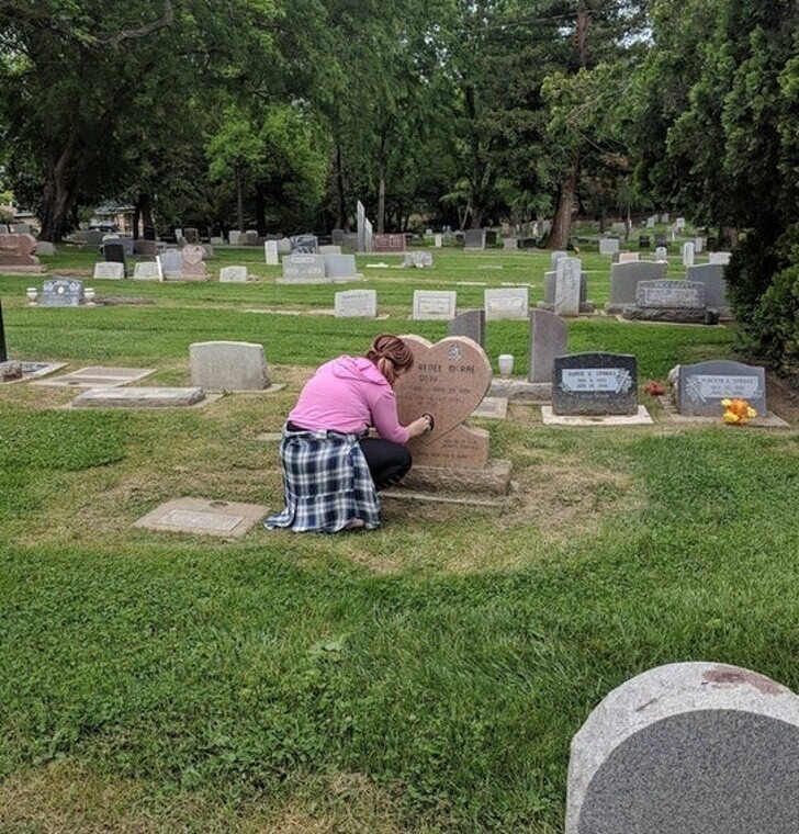 12. "Моя подруга навестила могилу своей матери, а потом решила остаться и почистить все фотографии детей на памятниках, какие смогла найти"