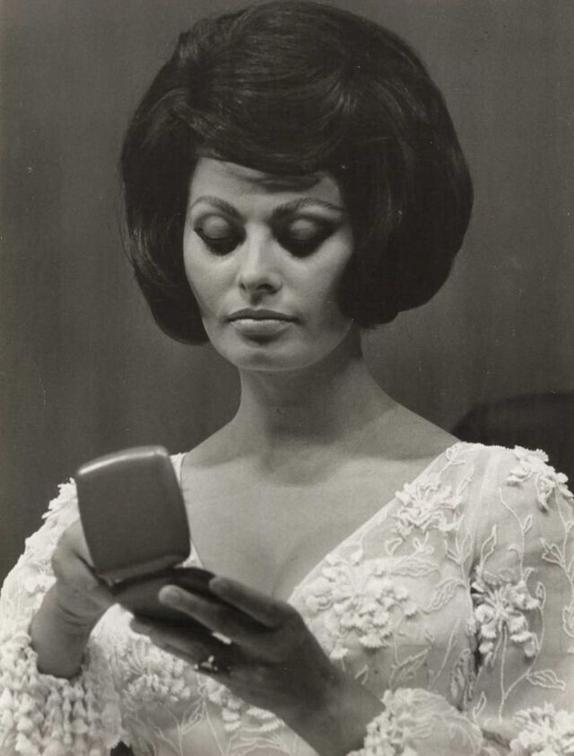 Фотографии Софи Лорен во время съемок фильма "Графиня из Гонконга" (1967)