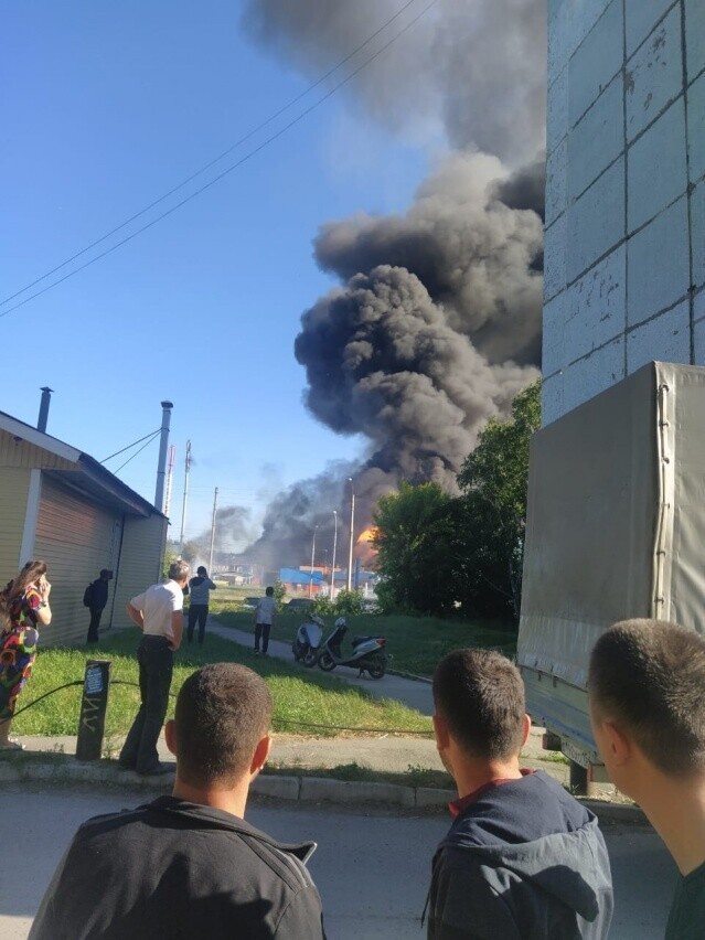 Новосибирск. Пожар на Гусинобродском шоссе начался в седьмом часу вечера