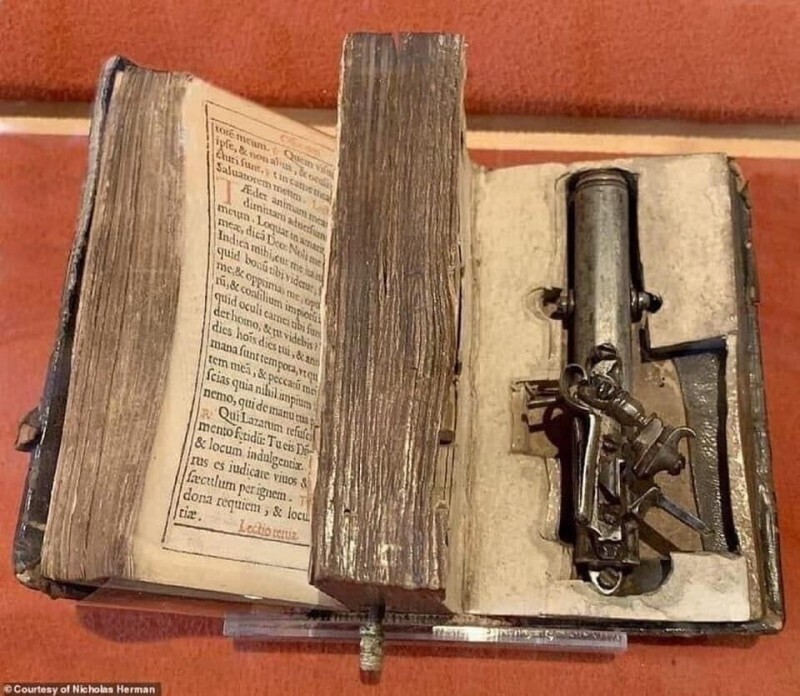 Стрелять можно было из закрытой библии, если потянуть за закладку.  Принадлежала Франческо Морозини, дож Венеции (1619–1694), хранится в Museo Correr в Венеции.