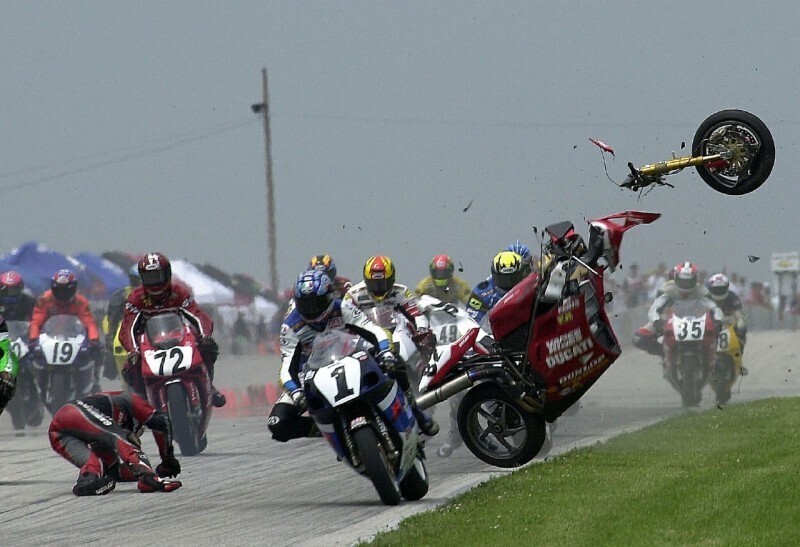 Американский мотогонщик Стив Рапп падает на трассе Road America в Элкхарт-Лейк, штат Висконсин, 10 июня 2000 г.