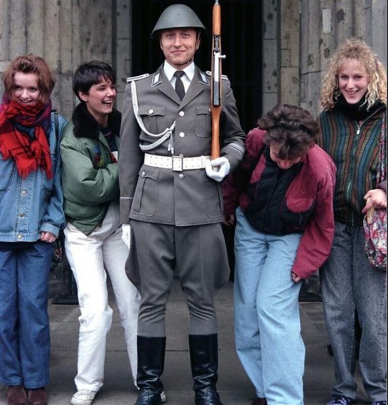 Солдат ННА с туристами. ГДР, конец 80-х.