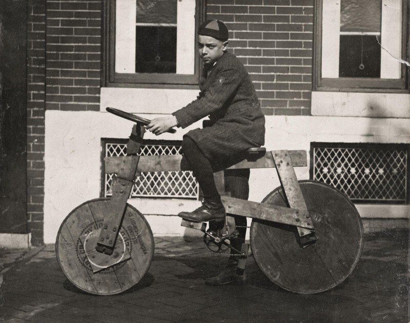 Мальчик на самодельном велосипеде. Балтимор. Мэриленд, 1923 год.