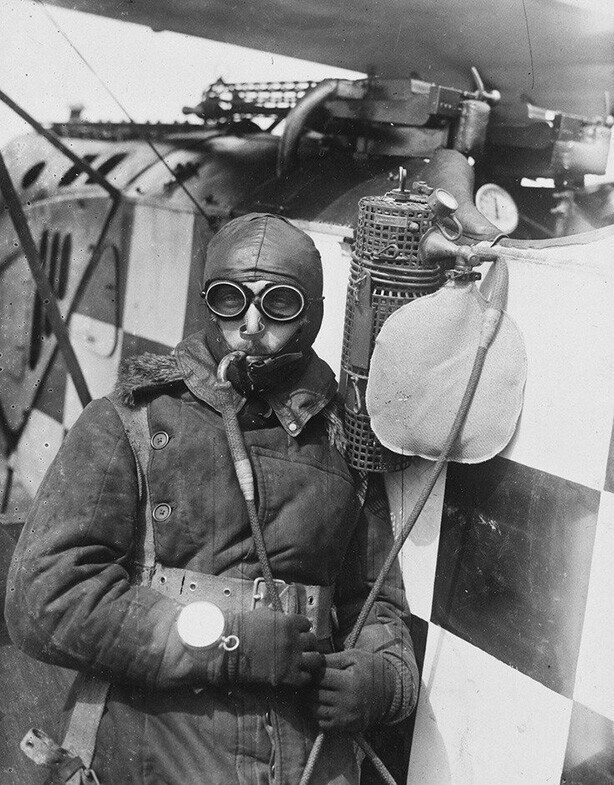 Германский пилот демонстрирует кислородный генератор, необходимый для дыхания во время полетов на большой высоте. Первая мировая война.