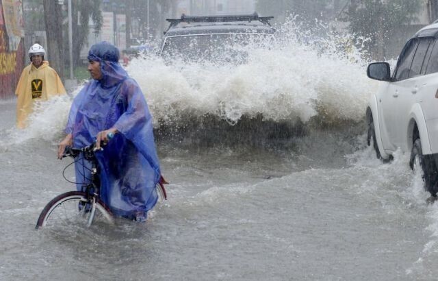 Последствия дождя: велосипедист превратился в троеборца