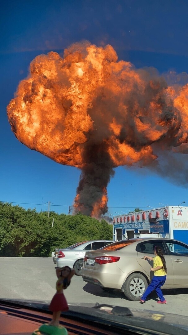 "Боже, люди обгоревшие бегут!": мощный взрыв разнес АЗС в Новосибирске