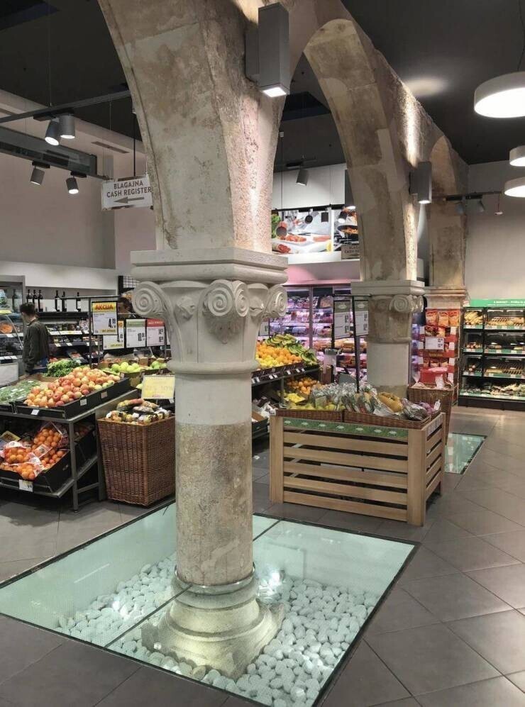 40. Римские колонны в супермаркете в Сплите, Хорватия