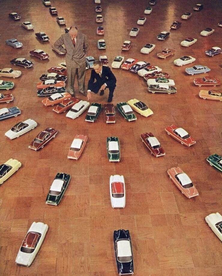 48. Руководители Ford выбирают автомобильные цвета 1953 года из 76 масштабных моделей