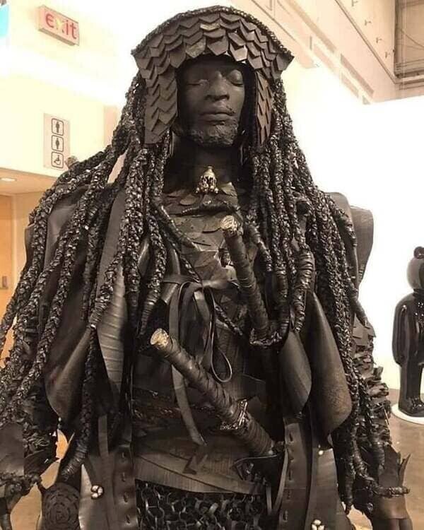 4. Статуя Ясукэ, африканского раба, который прибыл в Японию в 1579 году и стал первым черным самураем