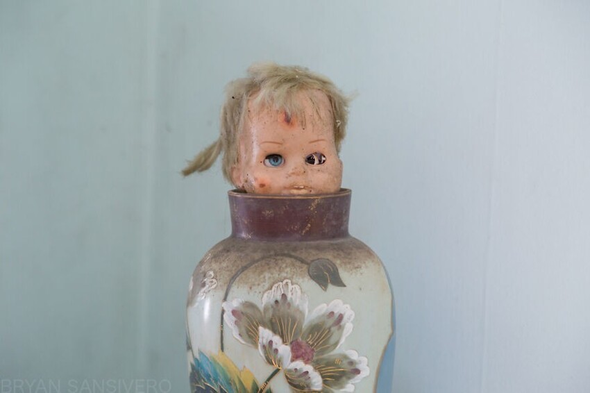 Голова куклы в вазе