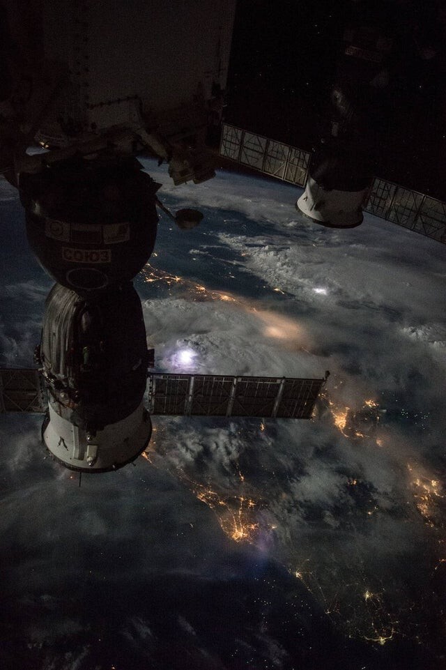 Земля во время штормовой ночи, вид с Международной космической станции