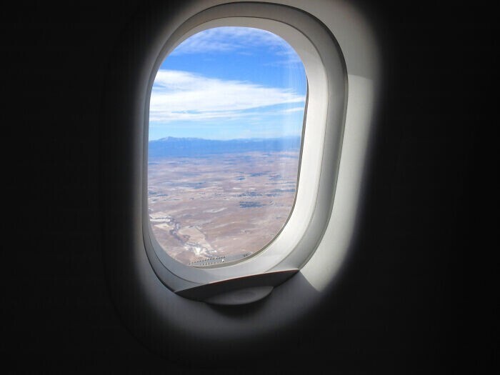 "Моя сестра паниковала во время полета в самолете, и попросила открыть окно, потому что ей было "слишком жарко"