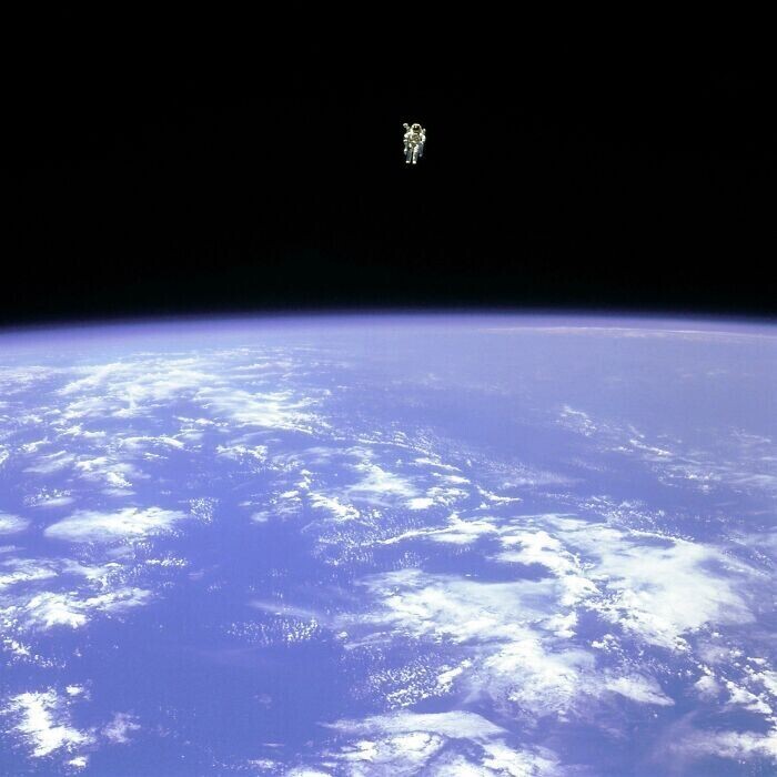 Астронавт Брюс Маккендлз в открытом космосе