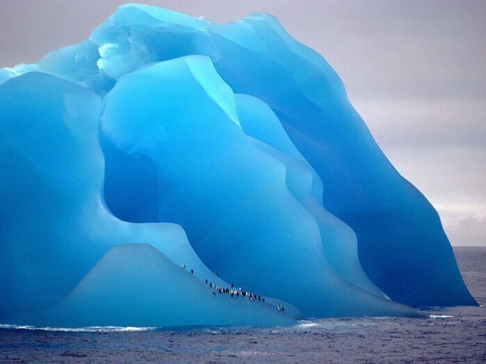 Это не фотошоп: так выглядит айсберг, перевернувшийся вверх ногами