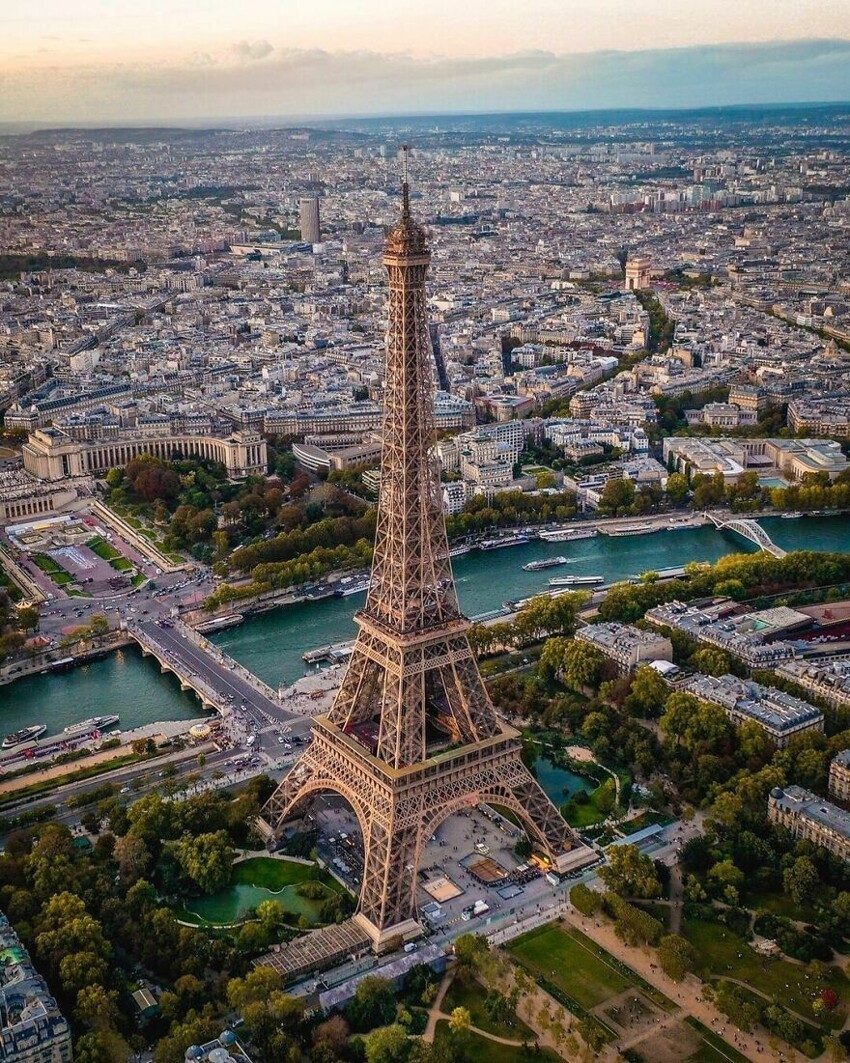 54. Эйфелева башня в Париже, Франция