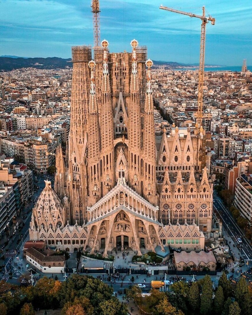 Церковь Саграда Фамилиа в Барселоне