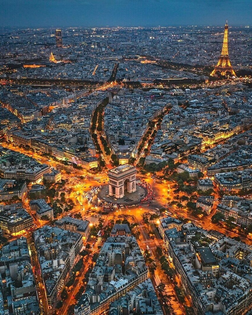 1. Триумфальная арка и Елисейские поля в Париже, Франция