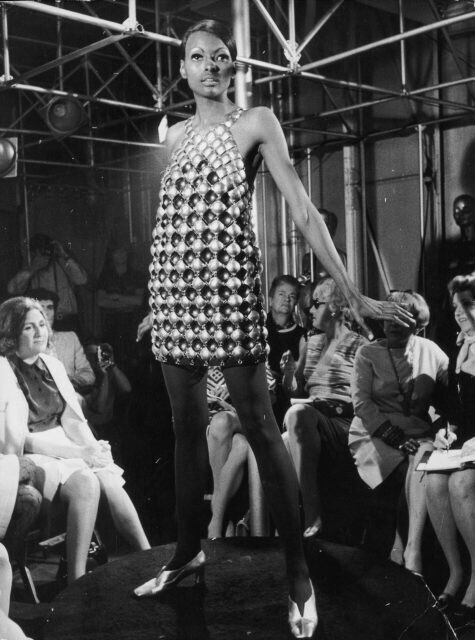 3. Платье "мини" из алюминиевых дисков. Пако Рабанн, примерно 1968 год