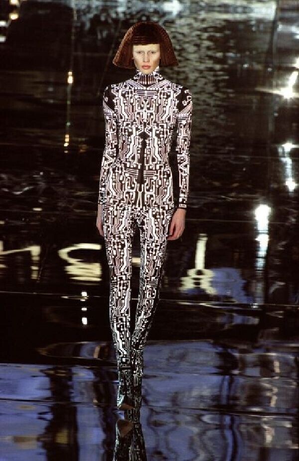 Модель в наряде Givenchy, показ мод 1999 года