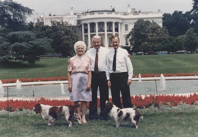 Борис Ельцин и Джордж Буш-старший на территории Белого дома, 1992 год.