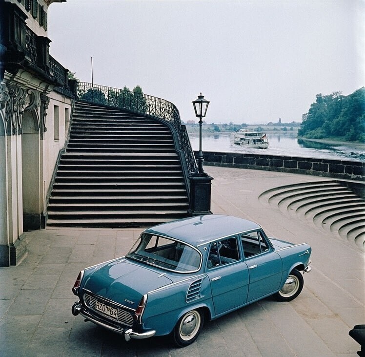 Новая Skoda 1000MB перед Schloss Pillnitz, 1964 год. ГДР.