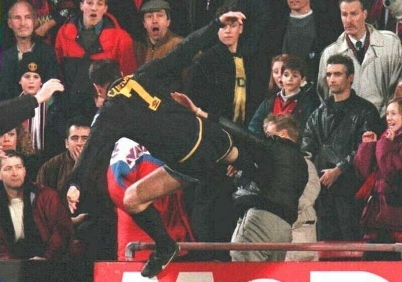 Футболист "Манчестер Юнайтед" Эрик Кантона бьёт в прыжке болельщика "Кристал Пэлас", 1995 год, Лондон