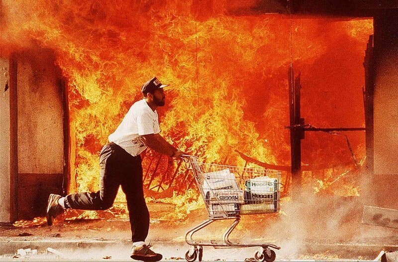 Мародер с украденными памперсами во время Лос-Анджелесского бунта, 1992 год