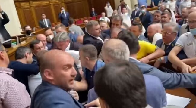 В Раде произошла драка после призыва расстрелять фракцию ОПЗЖ 