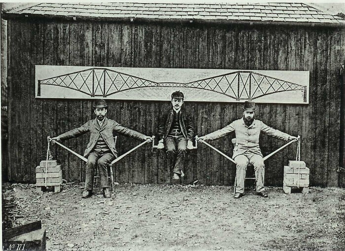23. Инженеры-проектировщики демонстрируют консольные конструкции моста Форт-Бридж в Шотландии, 1887 г.