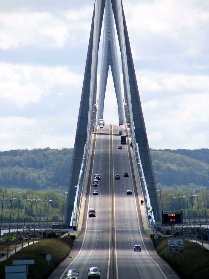 30. Пон-де-Нормандия, Франция. Вантовый дорожный мост, один из самых длинных подвесных мостов в мире