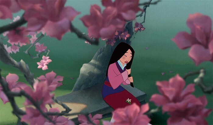 В «Мулан» (1998) Мулан часто трогает волосы, потому что аниматоры заметили, что озвучившая ее актриса Минг-На Вен часто прикасалась к волосам во время записи, и добавили эту привычку персонажу