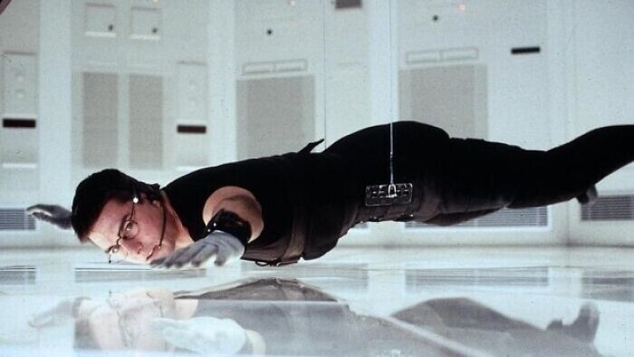 Во время сцены в хранилище в фильме «Миссия: невыполнима» (1996) Том Круз раз за разом продолжал биться головой, пытаясь парить в нескольких сантиметрах от пола, поэтому он положил английские фунтовые монеты себе в обувь, чтобы сохранить равновесие