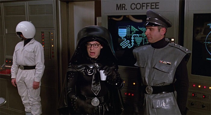 В "Космических яйцах" (1987) Темный шлем пьет из одноразового стаканчика, потому что члены съемочной группы бросали их повсюду  на съемочной площадке. Мел Брукс решил просто сделать их частью своей вселенной