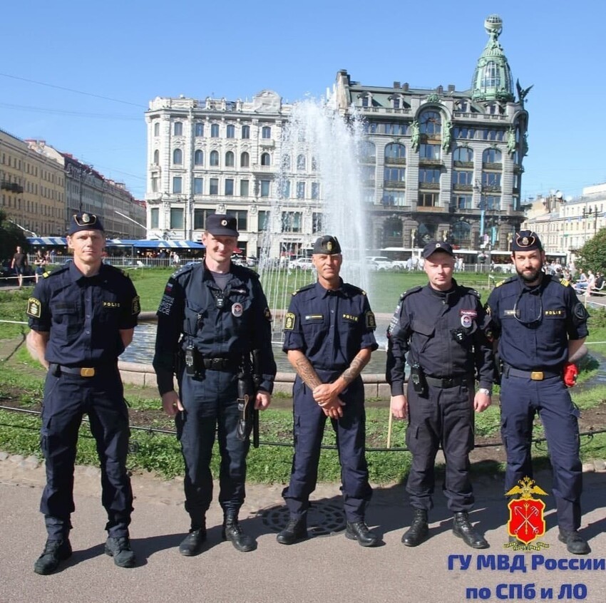 Шведские полицейские вышли патрулировать улицы Петербурга