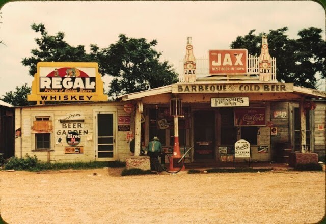 Магазин на перекрестке дорог, бар, музыкальный автомат и заправочная станция в районе хлопковой плантации, Мелроуз, Луизиана, июнь 1940 года
