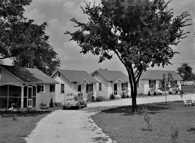 Коттеджная гостиница для туристов в пригороде Луисвилля, Кентукки, июль 1940 г.