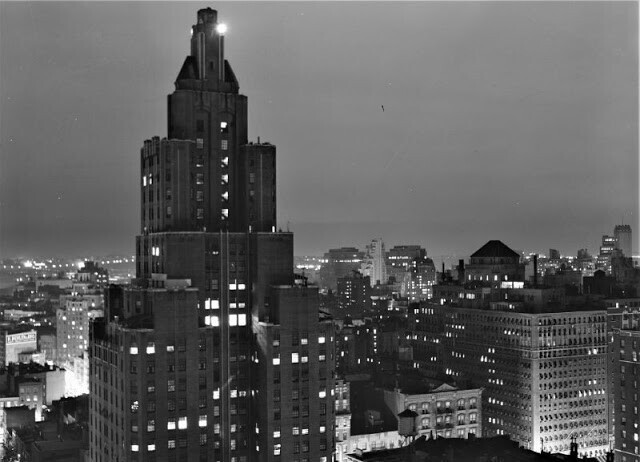 Дождливый вечер в Нью-Йорке, вид на запад в сторону реки Гудзон со стороны Юниверсити-плейс, сентябрь 1939 года