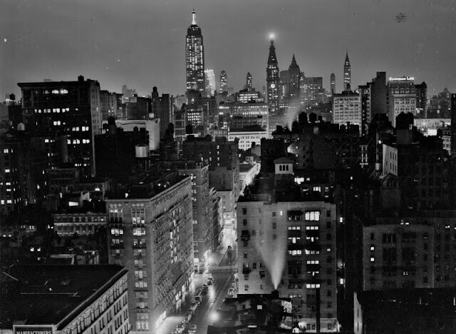 Дождливый вечер в Нью-Йорке, вид на север с улицы Юниверсити-плейс, сентябрь 1939 года
