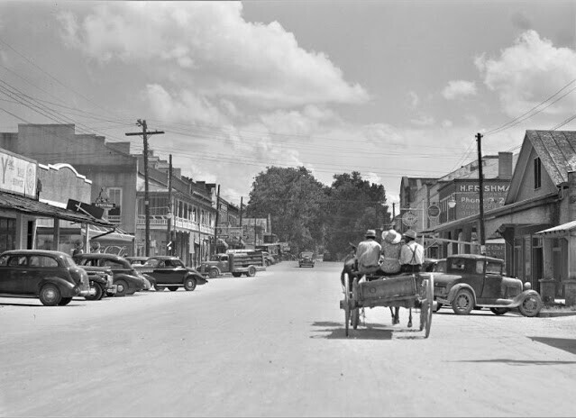 Уличная сценка в Порт-Гибсоне, штат Миссисипи, август 1940 года