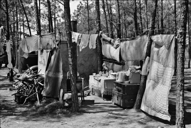 Дом кочующей семьи, путешествующей и и работающей по всему Югу - ремонт, строительство и любая другая случайная работа. Временный лагерь под Атлантой, Джорджия, 1939 год